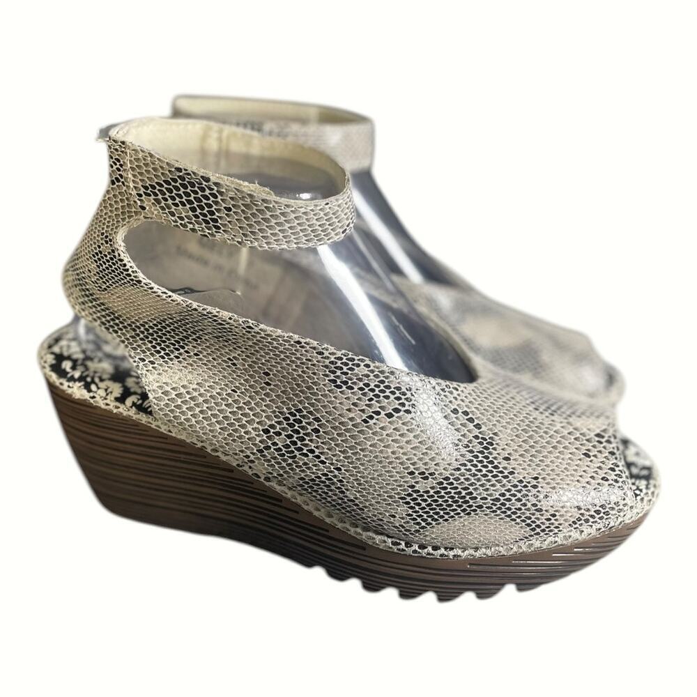 BM Bernie Mev Womenโs Mely Snakeskin Synthetic Platform Sandals Size-37 (6)